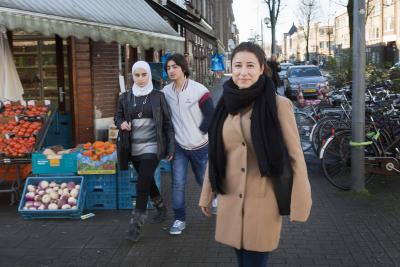 Medewerker van buurtteams Utrecht loopt door de stad