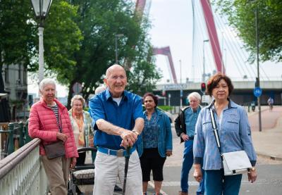 Groep bewoners in Rotterdam bij de Willemsbrug