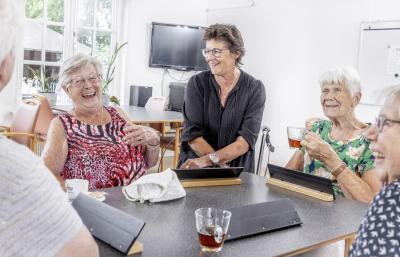 Collega marjan speelt rummicub met inwoners van Rheden