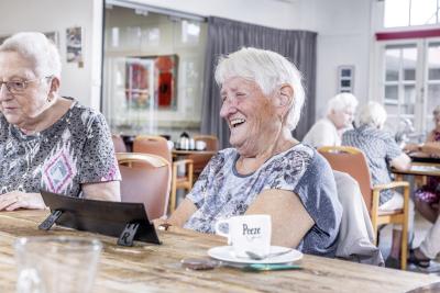 Senioren spelen rummikub in het buurthuis