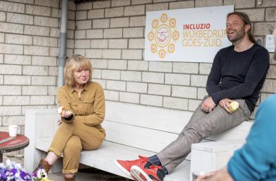 Peter en Anita overleggen met een collega Peter en Anita overleggen met een collega
