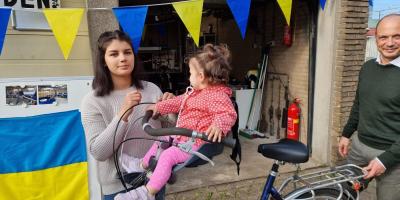 Foto van jonge dame met fiets