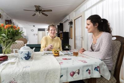 Client zit met medewerker aan tafel