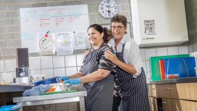 Twee dames staan in de keuken