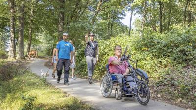 Groep mensen wandelen in het bos