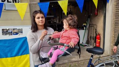 Foto van jonge dame met fiets