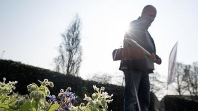 Man werkt in tuin in een buurt 