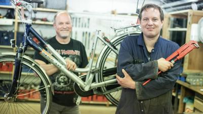 Stafan repareert een fiets