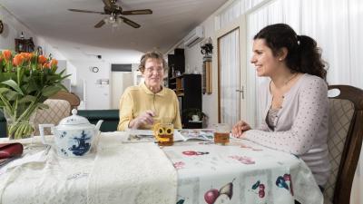 Client zit met medewerker aan tafel