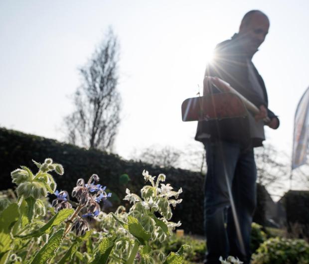 Man werkt in tuin in een buurt 